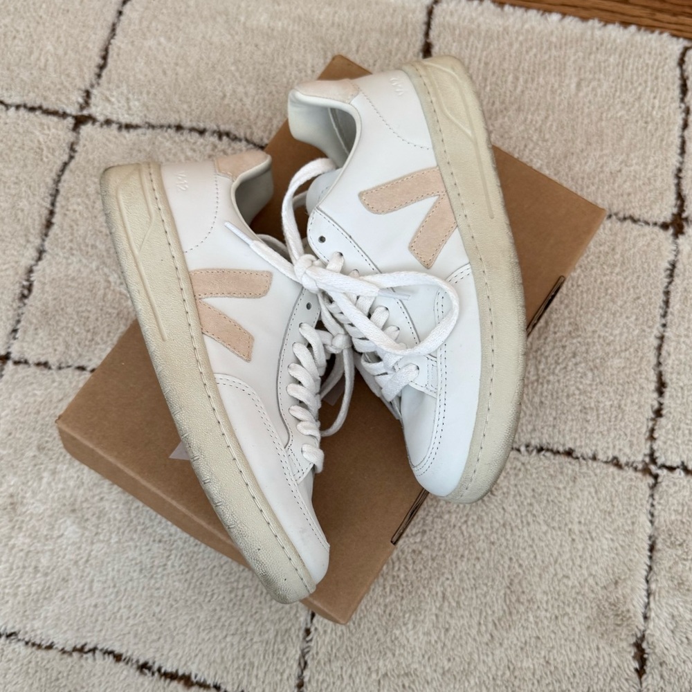 Veja - V12 in White and Sable